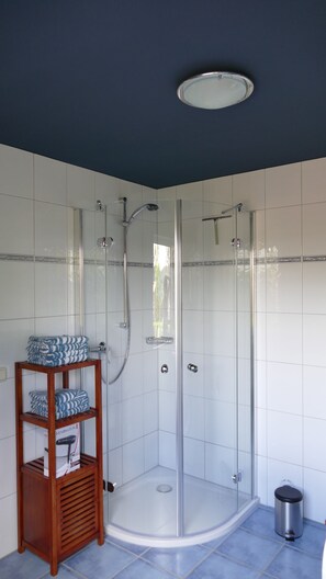 Shower, hair dryer, towels, soap - Vacation apartment Eifelbergblick with garden, Schleiden, Hiking Eifel National Park (Schleiden)