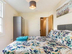 Cottage | 2 bedrooms, iron/ironing board, free WiFi, bed sheets - Lovely Period Cottage Sleeps 4 Resting in Torquay (Torquay)