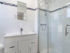 Cottage | Bathroom | Shower, hair dryer, towels - Lovely Period Cottage Sleeps 4 Resting in Torquay (Torquay)