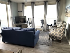 Living area - Direct Beachfront on The Gulf! Sunsets and sunrise views (Panama City Beach)