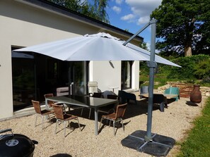 Outdoor dining - Single storey house 100m² 5mn from Vannes - 1600m² garden (Saint-Nolff)