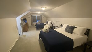 Une chambre avec deux lits, un bureau et une chaise.