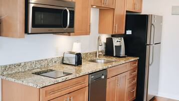 Frigorifero, microonde, forno, piano cottura