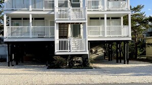 Un edificio de varios pisos con balcones y un cartel con la leyenda 'NIDA'.