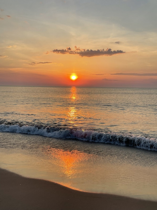 Nära stranden och solstolar