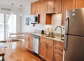 Kylskåp, mikrovågsugn, ugn och spishäll