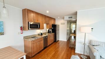 Réfrigérateur, micro-ondes, four, plaque de cuisson