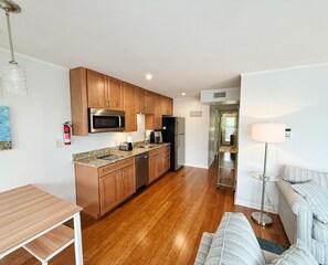 Jääkaappi, mikroaaltouuni, uuni, liesi