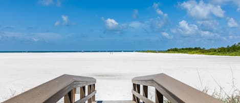 På stranden