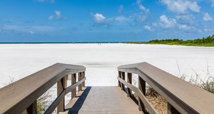 New Remodel, Sunsets and Endless Views of the Ocean, Quiet 10th Floor Condo