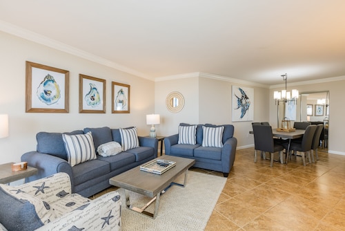 New Remodel, Sunsets and Endless Views of the Ocean, Quiet 10th Floor Condo