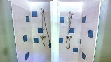 Dusche, Haartrockner, Shampoo, Toilettenpapier