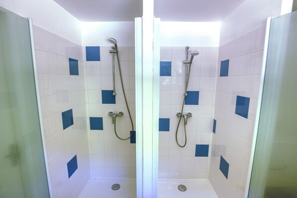 Douche, sèche-cheveux, shampoing, papier toilette