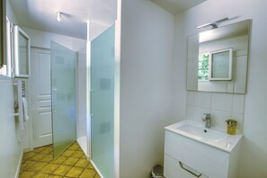 Shower, hair dryer, shampoo, toilet paper