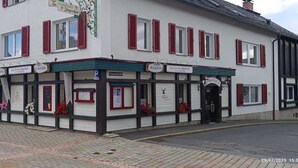 Il s’agit d’un bâtiment traditionnel, reconnaissable à une enseigne indiquant qu’il s’agit d’un hôtel rural et d’une auberge de chasse.