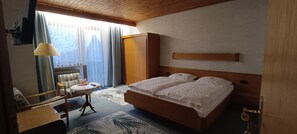 Basic Double or Twin Room | Desk, free WiFi, bed sheets - Landhotel Jägerhof (Bischofsgruen)