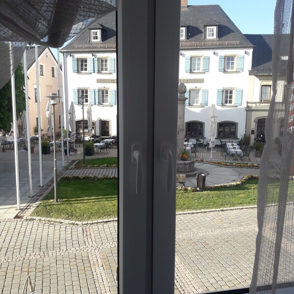 Cuna de viaje, wifi gratis y ropa de cama 