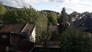 Un quartier résidentiel avec des maisons, des arbres et un ciel dégagé.