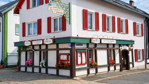 Il s’agit d’un bâtiment européen traditionnel, reconnaissable à ses nombreuses enseignes indiquant qu’il abrite plusieurs hôtels.