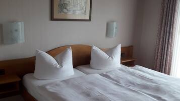 Basic Double Room, Lanai, Mountain View | Travel crib, free WiFi, bed sheets