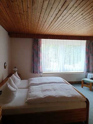 Basic-værelse med dobbeltseng eller 2 enkeltsenge | Weekendseng, gratis Wi-Fi, sengetøj