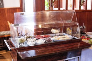 Free daily buffet breakfast  - Landhotel Jägerhof (Bischofsgruen)