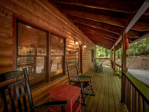 Dog Friendly, Secluded Log Cabin, Hot-Tub, Fireplace, Fire Pit, Game Rm, King Bd