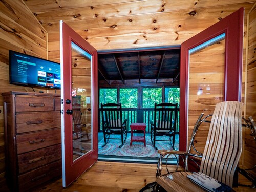 Dog Friendly, Hot Tub, Secluded Log Cabin, Fireplace, Fire Pit, Game Rm, King Bd