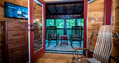 Dog Friendly, Hot Tub, Secluded Log Cabin, Fireplace, Fire Pit, Game Rm, King Bd