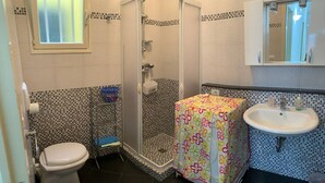 A bathroom with a toilet, bidet, shower, and sink. - "LE SORELLE" holiday home with sea view Santa Maria al Bagno 100 meters from the beach (Nardò)