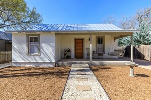 Exterior - Location! One Block to Main Street / Restaurants! (Fredericksburg)