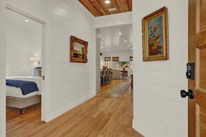 3 bedrooms, iron/ironing board, bed sheets - Location! One Block to Main Street / Restaurants! (Fredericksburg)