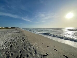 Playa en los alrededores, camastros y toallas de playa 