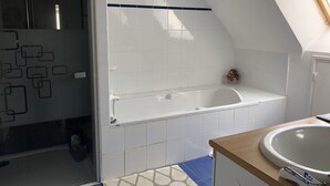 A bathroom with a shower, a bathtub, and a sink. - Rental House Quiberon 6 beds (Quiberon)
