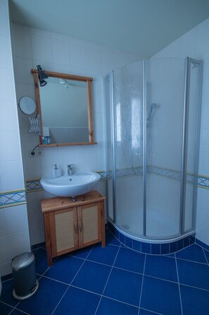 Badewanne, Haartrockner, Handtücher, Seife