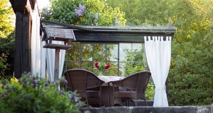 Lovingly furnished, cozy cottage in country style.