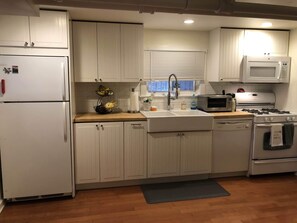 Fridge, microwave, oven, stovetop - Comfy Garden Suite in Andersonville (Chicago)
