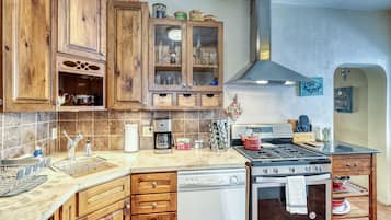 冰箱、微波炉、烤箱、炉灶