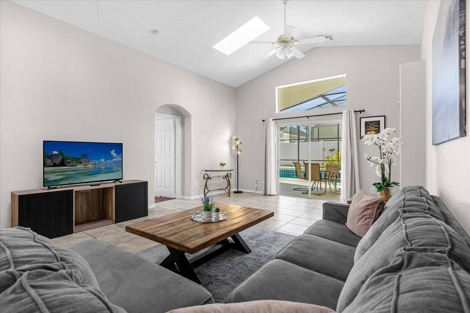 Flat-screen TV, table tennis