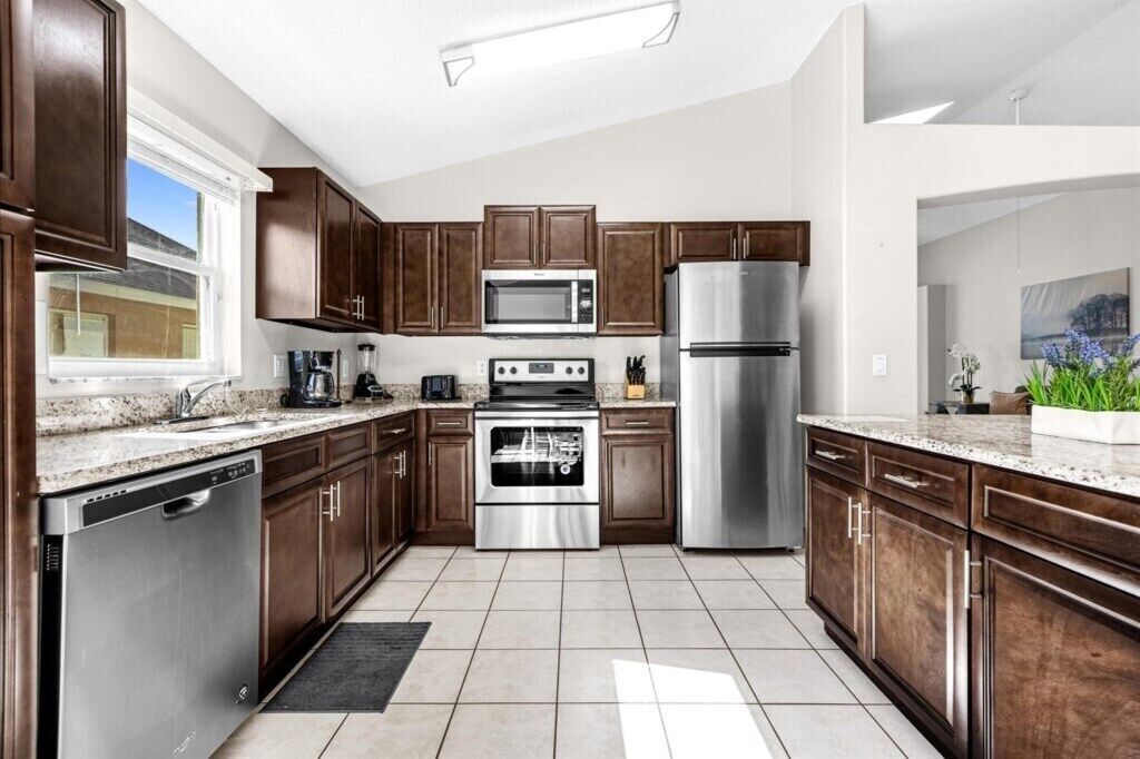 Coffee/tea maker, fridge, microwave, oven