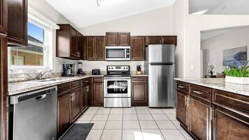 Coffee/tea maker, fridge, microwave, oven