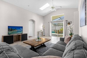 Flat-screen TV, ping pong - 5 Bedrooms/ 4 Bathrooms/ Indian Creek (8056 SD) (Kissimmee)