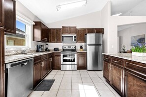 Fridge, microwave, oven, stovetop - 5 Bedrooms/ 4 Bathrooms/ Indian Creek (8056 SD) (Kissimmee)