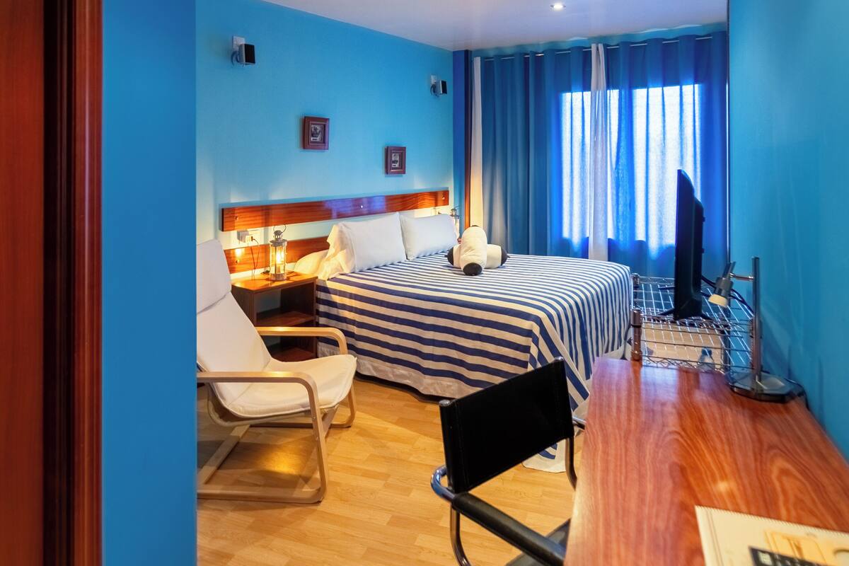 ميني بار ومكتب ومساحة عمل للكمبيوتر المحمول وستائر تعتيم