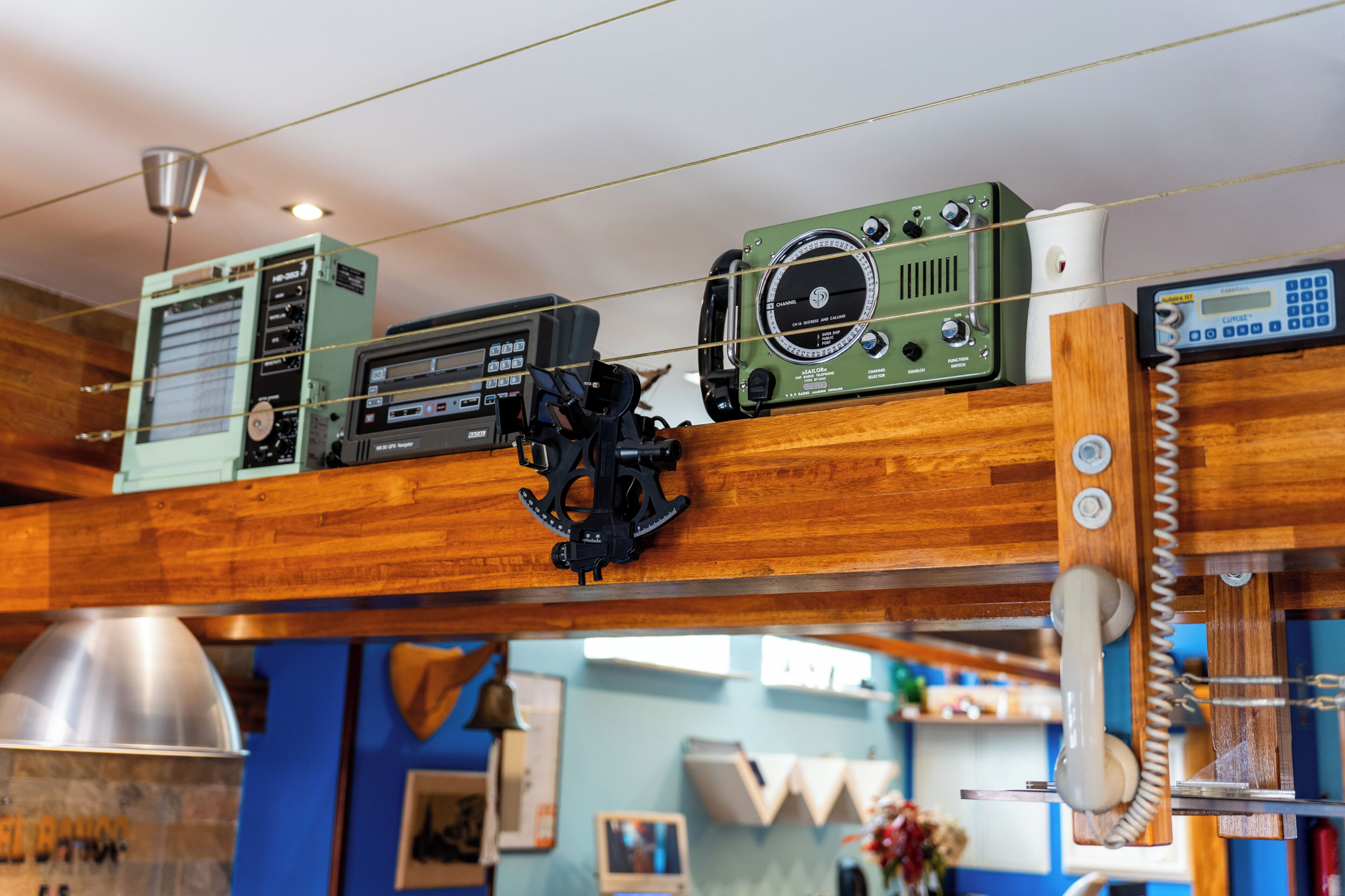 Une pièce avec un plafond en bois, un téléphone d’époque et une radio fixée au mur.