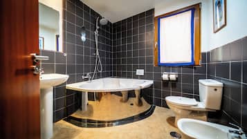 Superior tweepersoonskamer | Badkamer | Gratis toiletartikelen, een haardroger, handdoeken, zeep