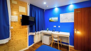 Minibar, individually decorated, individually furnished, desk