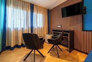 Eenvoudige eenpersoonskamer, 1 twijfelaar | Een minibar, individueel gedecoreerd, individueel gemeubileerd