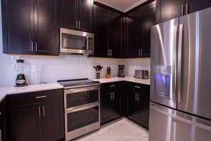 Kühlschrank, Mikrowelle, Ofen, Geschirrspüler