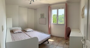 6 dormitorios, escritorio, tabla de planchar con plancha y cuna de viaje